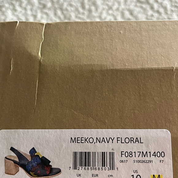 Dr. Scholl’s Meeko, Navy Floral, 3” Stacked Heel Sandal, Size 10 - Picture 2 of 6